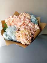 Букет из 7 розовых и голубых гортензий в крафте. Фото флориста - 0