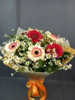 Фото флориста 1: Букет для девочки из гербер и ромашек «Чудное мгновение»