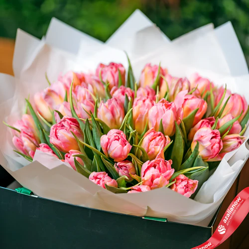 Фото 1: Букет из 40 розовых пионовидных тюльпанов. Сервис доставки цветов AzaliaNow