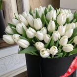 Маленькое фото 2: Букет из 35 белых тюльпанов в черной коробке. Сервис доставки цветов AzaliaNow