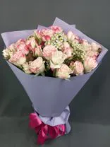 Фото флориста 5: Букет «Триумф» из 11 красных кустовых роз Кения в пленке с лентой