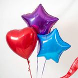Маленькое фото 1: Композиция из 3 шаров с гелием, 1 красное сердце и 2 звезды, синяя и сиреневая