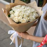 Маленькое фото 1: Букет из 25 белых роз в крафте, Эквадор, 60см. Сервис доставки цветов AzaliaNow