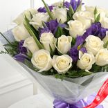 Маленькое фото 2: Букет из 18 белых роз и 7 фиолетовых ирисов в пленке