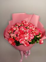 Фото флориста 5: Букет из 11 кустовых розовых роз в крафте с лентой