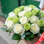 Маленькое фото 2: Букет из 21 бело-зеленых роз «Мондиаль», Эквадор, В 70см. Сервис доставки цветов AzaliaNow