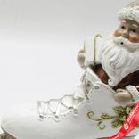 Маленькое фото 2: Сувенир «Санта в коньке» (полирезин), Н13,5х12,5х5см, в асс., белый/золотой