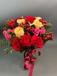 Фото флориста 1: Букет из красных и бежевых роз и гиперикума «Любовь это цветы»