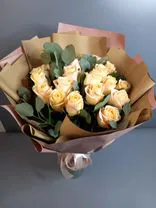 Букет из 21 коралловой розы и фисташки «Коралловый рай». Фото флориста - 0