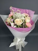 Фото флориста 5: Букет из роз, гвоздик, маттиол, хризантемы «Очаровательный микс»