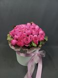 Фото флориста 5: Букет из 9 кустовых пионовидных розовых роз в коробке