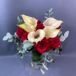 Фото флориста 1: Букет из красных роз и белых калл «Вера»