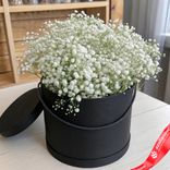 Маленькое фото 1: Букет из 7 белых гипсофил в черной коробке. Сервис доставки цветов AzaliaNow