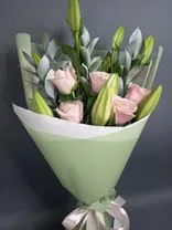 Фото флориста 1: Букет из розовых лилий и роз «Шепот нежности»