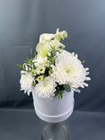 Фото флориста 1: Букет из белых калл и хризантем «Нежная калла» (букеты в коробках)