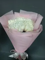 Фото флориста 1: Букет из 5 белых одноголовых хризантем в розовой пленке