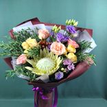 Фото флориста 1: Букет из роз, лизиантусов, хризантемы, протеи