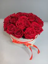 Букет из 21 красной розы в серой коробке. Фото флориста - 0