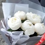 Маленькое фото 2: Букет из 5 белых пионов «Пломбир». Сервис доставки цветов AzaliaNow