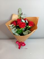 Подсолнухи с лимониумом в джутовой сетке (3 цветка). Фото флориста - 0