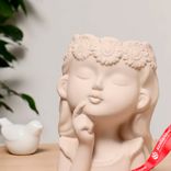Маленькое фото 2: Ваза керамика «Мечтательница», d-8 см, 11х11х20 см, бежевый. Сервис доставки цветов AzaliaNow