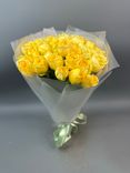 Фото флориста 1: Букет из 15 кустовых желтых роз в пленке