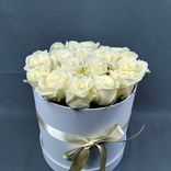 Фото флориста 1: Букет из 19 белых роз в белой коробке