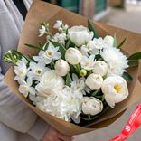 Маленькое фото 1: Букет из 11 белых пионов и 10 белых нарциссов в крафте. Сервис доставки цветов AzaliaNow