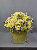 Фото флориста 1: Букет из хризантем и ромашек в салатовой коробке «Аранжировка»