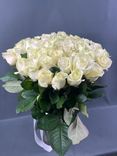 Фото флориста 1: 51 белая роза 40 см с лентой, Россия