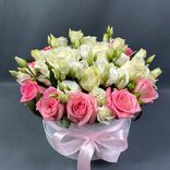 Фото флориста 1: Букет из роз и лизиантусов в коробке «Танцуй со мной»