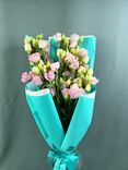 Фото флориста 1: Букет из 5 светло-розовых лизиантусов в бирюзовой бумаге