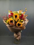 Фото флориста 1: Букет «Солнышко Мое» из подсолнухов, анигозантоса, илекса и альстромерии