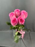 Фото флориста 1: Букет из 5 розовых роз с лентой, 50 см, Россия
