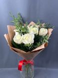 Фото флориста 1: Букет из 9 белых роз в крафте