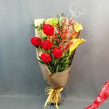 Маленькое фото 1: Букет из 5 георгин, 2 калл и вибурнума в бежевой пленке