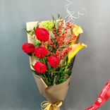 Маленькое фото 2: Букет из 5 георгин, 2 калл и вибурнума в бежевой пленке
