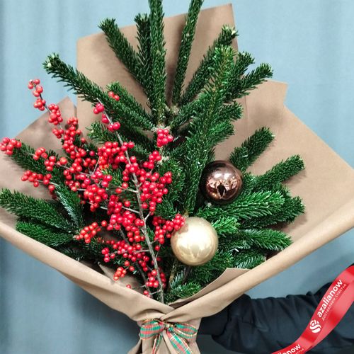 Фото 3: Букет из илекса и пихты с новогодними шарами