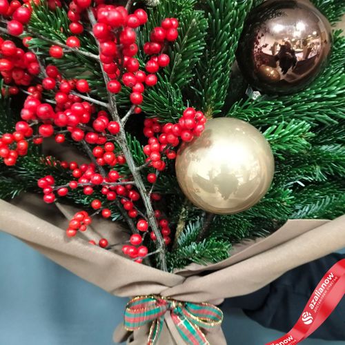 Фото 5: Букет из илекса и пихты с новогодними шарами