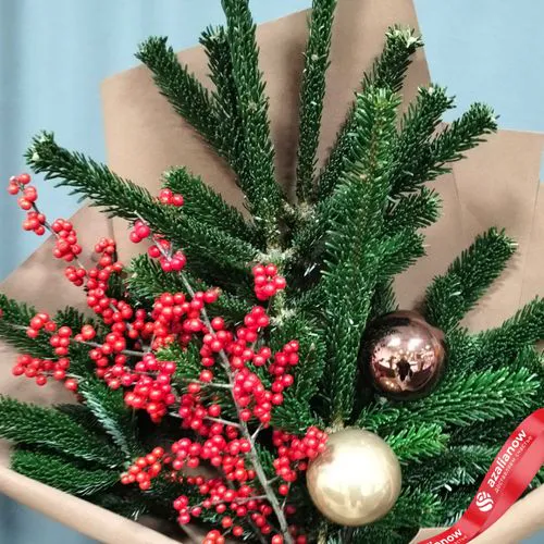 Фото 4: Букет из илекса и пихты с новогодними шарами