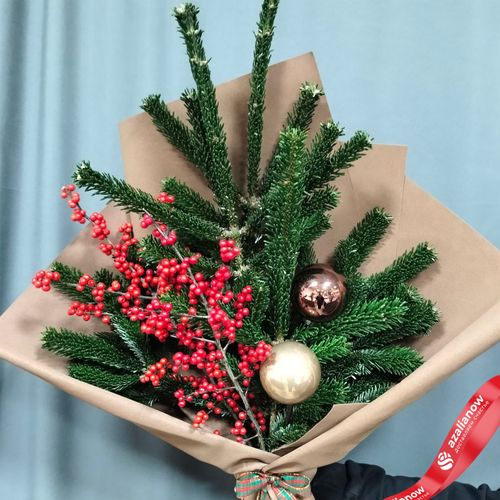 Фото 2: Букет из илекса и пихты с новогодними шарами