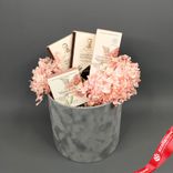 Маленькое фото 1: Подарочный набор «Розовые мечты», гортензия, 2 шоколадки и 2 аромата