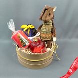 Маленькое фото 1: Подарочный набор «Мечта каждой девочки» с мягкой игрушкой, конфетами и свечами