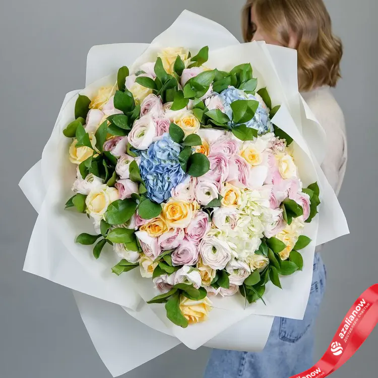 Фото 5: Огромный шикарный букет из ранункулюсов, роз и гортензий. Сервис доставки цветов AzaliaNow