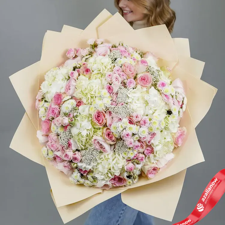 Фото 1: Огромный шикарный букет из ранункулюсов, роз, хризантем и гортензий. Сервис доставки цветов AzaliaNow