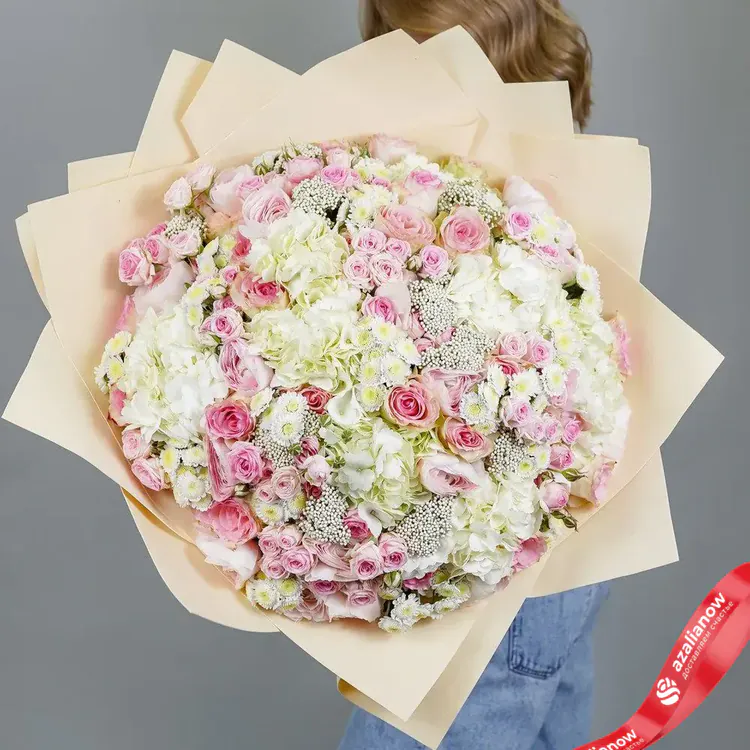 Фото 5: Огромный шикарный букет из ранункулюсов, роз, хризантем и гортензий. Сервис доставки цветов AzaliaNow