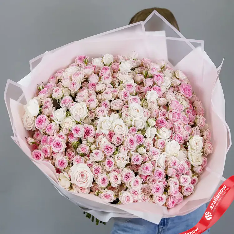 Фото 3: Огромный шикарный букет из белых и светло-розовых роз. Сервис доставки цветов AzaliaNow