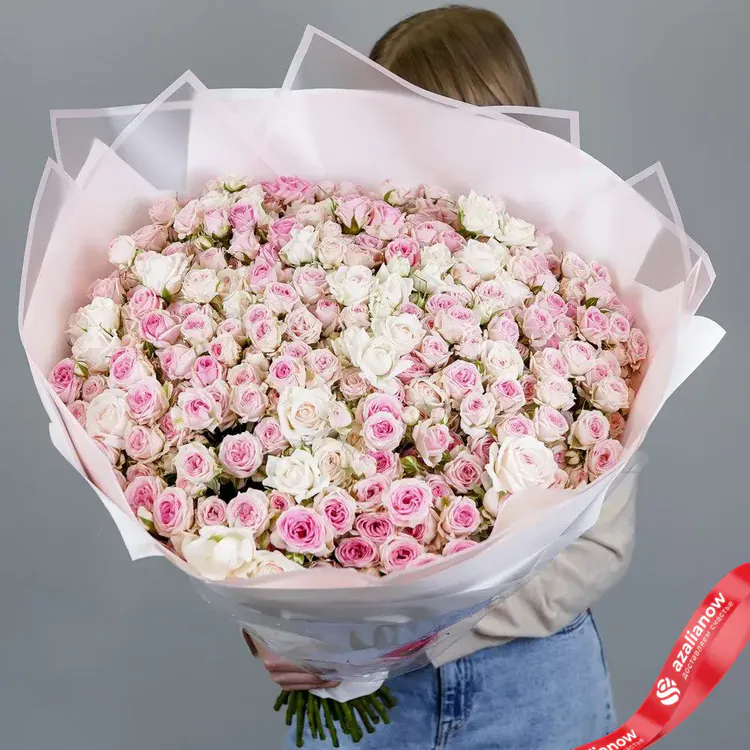Фото 5: Огромный шикарный букет из белых и светло-розовых роз. Сервис доставки цветов AzaliaNow