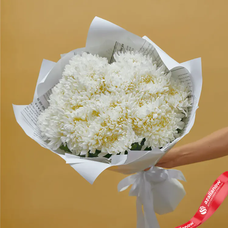 Фото 1: Акция! Букет из 19 белых хризантем в газетной бумаге «Невероятная». Сервис доставки цветов AzaliaNow