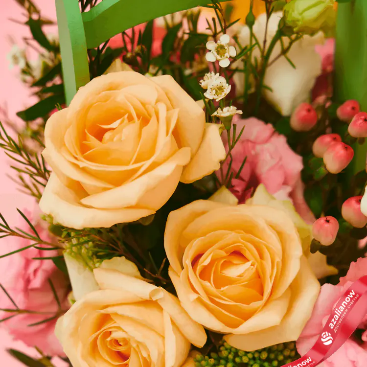 Фото 4: Букет из роз, лизиантуса, ваксфловера «Оливковый». Сервис доставки цветов AzaliaNow